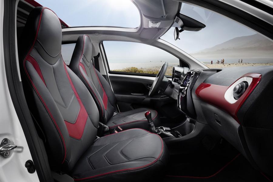Интерьер Toyota Aygo x-pose 2017 года  (фото 5 из 5)